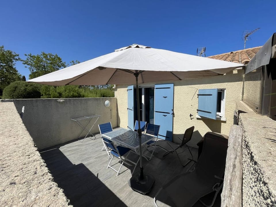 Charmante villa climatisée T2 mezzanine, 6 pers, terrasse ensoleillée, proche plage et commerces Villa in Saint-Cyprien
