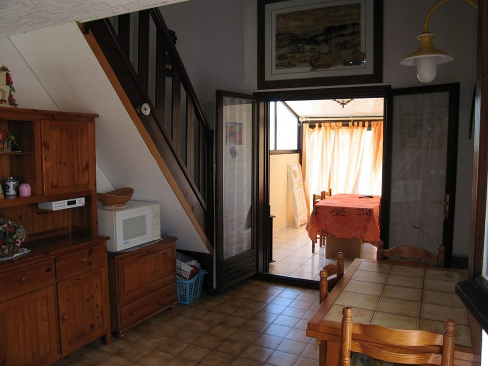 Jolie Villa T3 Mezzanine avec Véranda à Saint-Cyprien, 6 Couchages, 900m de la Plage, Parking Privé - FR-1-106-57 Villa in Saint-Cyprien