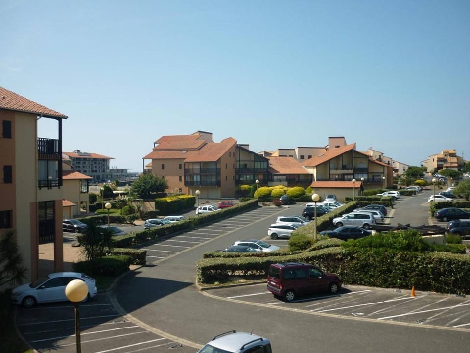 Appartement Charmant avec Piscine, Tennis et Parking à Capbreton, Proche Océan et Port de Plaisance - FR-1-239-880 Apartment in Hossegor