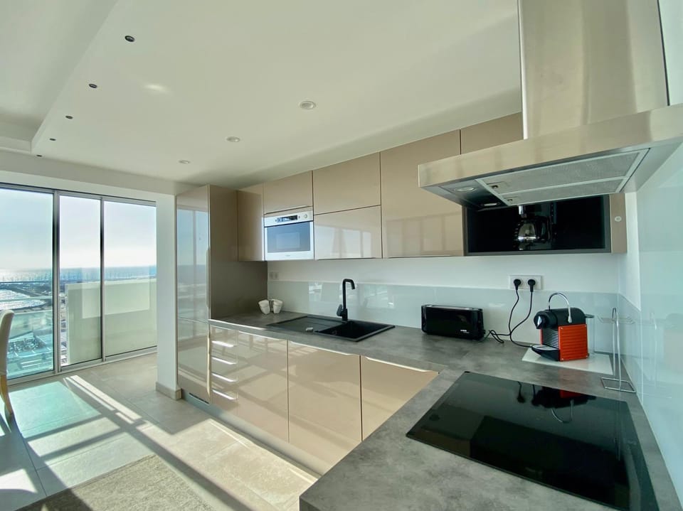 LE PANORAMIQUE, P2 vue sur mer, clim, centre ville, WIFI Apartment in La Grande-Motte