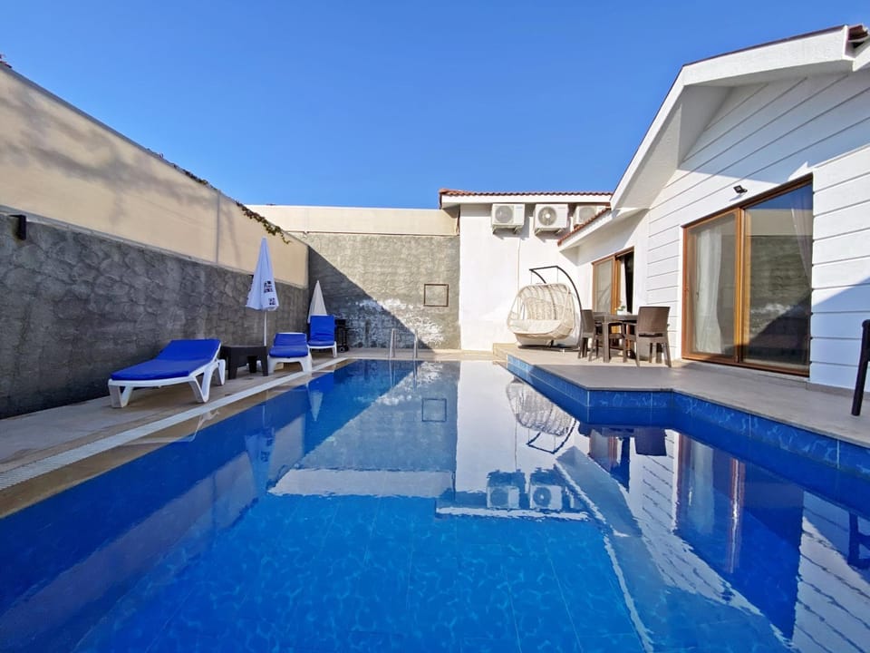 Patio, Dining area, Swimming pool, sunbed