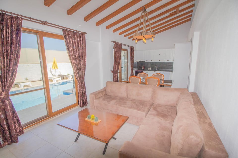 Kitchen or kitchenette, Seating area, Dining area