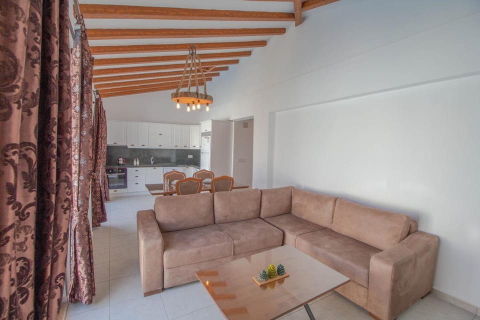 Kitchen or kitchenette, Seating area, Dining area