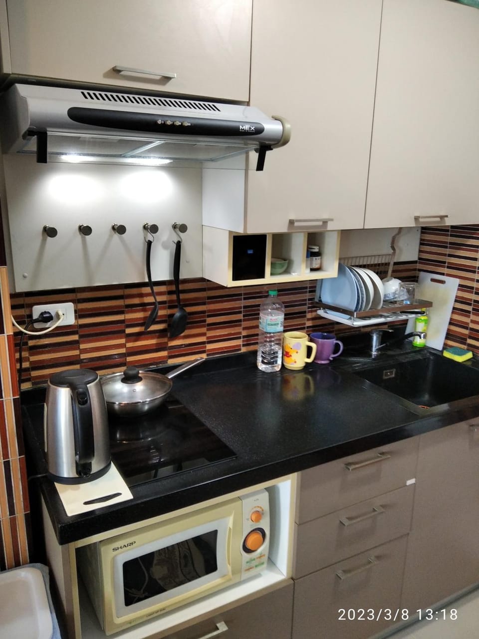 Kitchen or kitchenette, minibar, stove