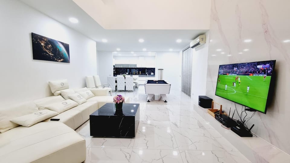 Communal lounge/ TV room, TV and multimedia, Living room