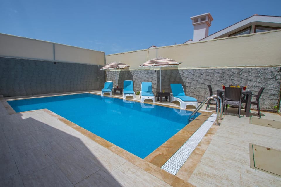 Patio, Garden, Dining area, Swimming pool, sunbed