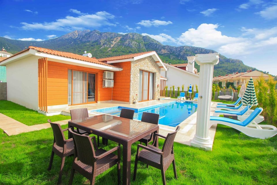 BBQ facilities, Dining area, Swimming pool, sunbed