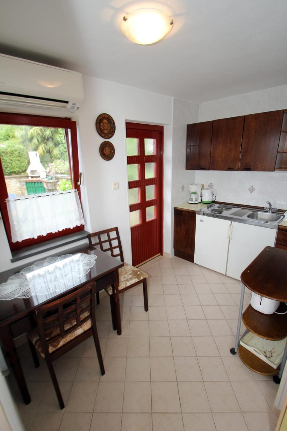 Kitchen or kitchenette, Dining area, minibar, stove