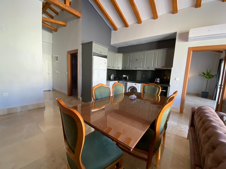 Dining area, kitchen