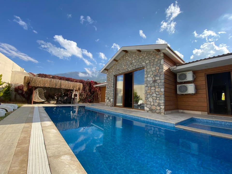 Patio, BBQ facilities, Dining area, Swimming pool