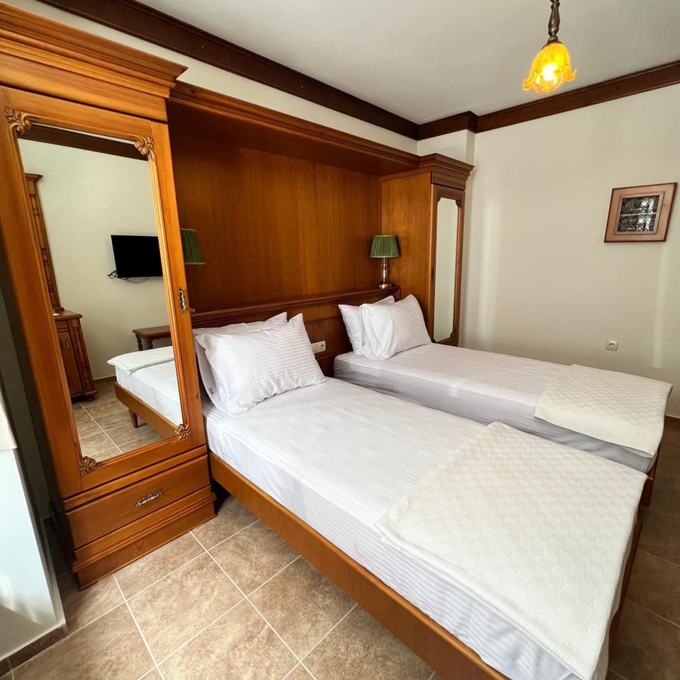 Photo of the whole room, Bedroom, wardrobe