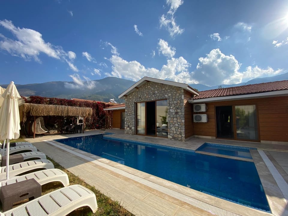 Patio, BBQ facilities, Dining area, Swimming pool