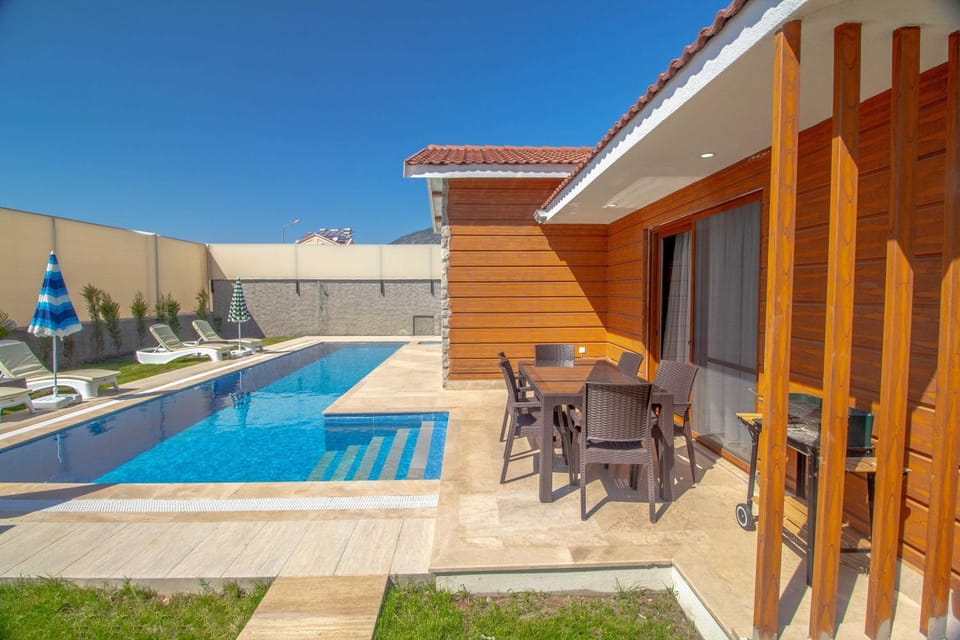 Patio, Swimming pool, sunbed