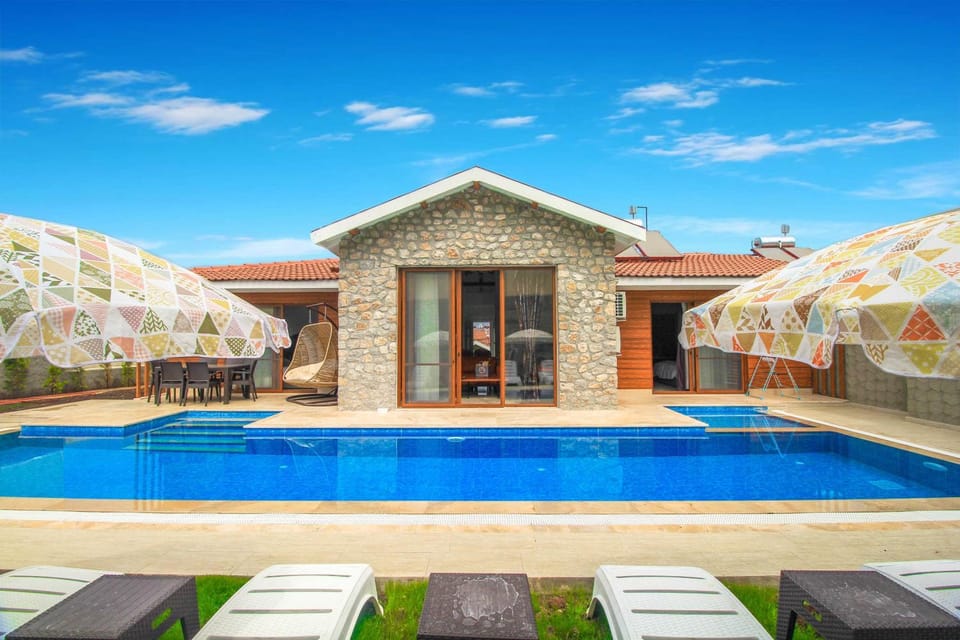 BBQ facilities, Dining area, Swimming pool