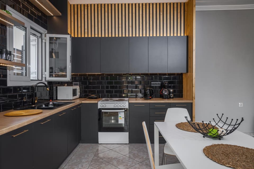 Kitchen or kitchenette, Dining area
