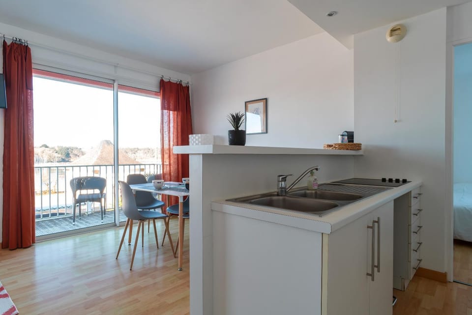Kitchen or kitchenette, Dining area, stove