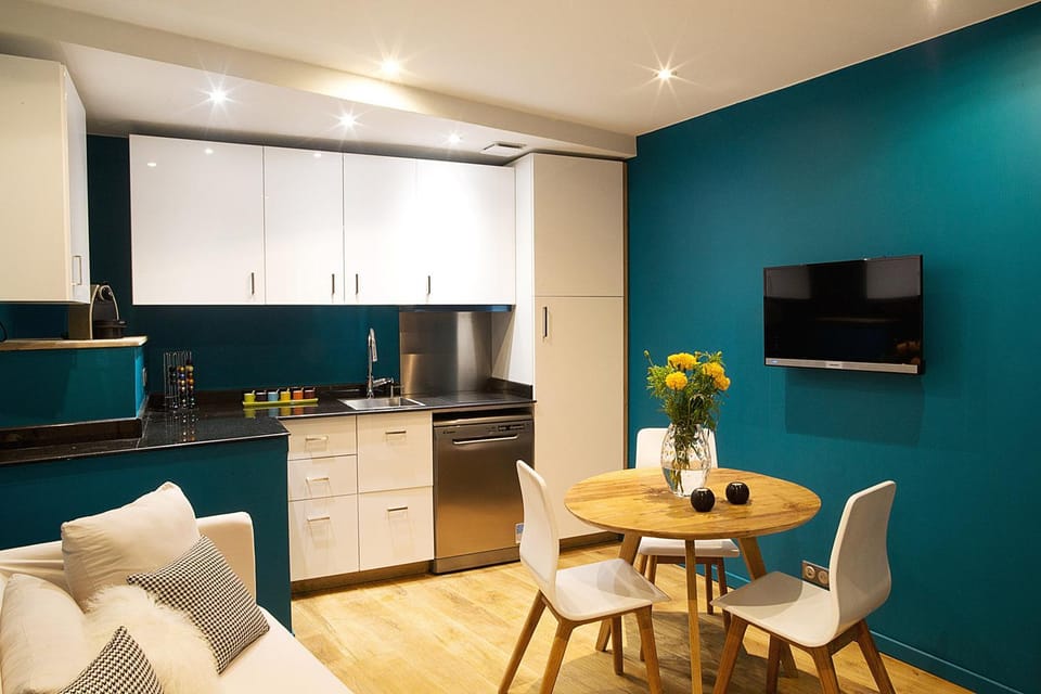 TV and multimedia, Kitchen or kitchenette, Living room, Seating area, oven, stove