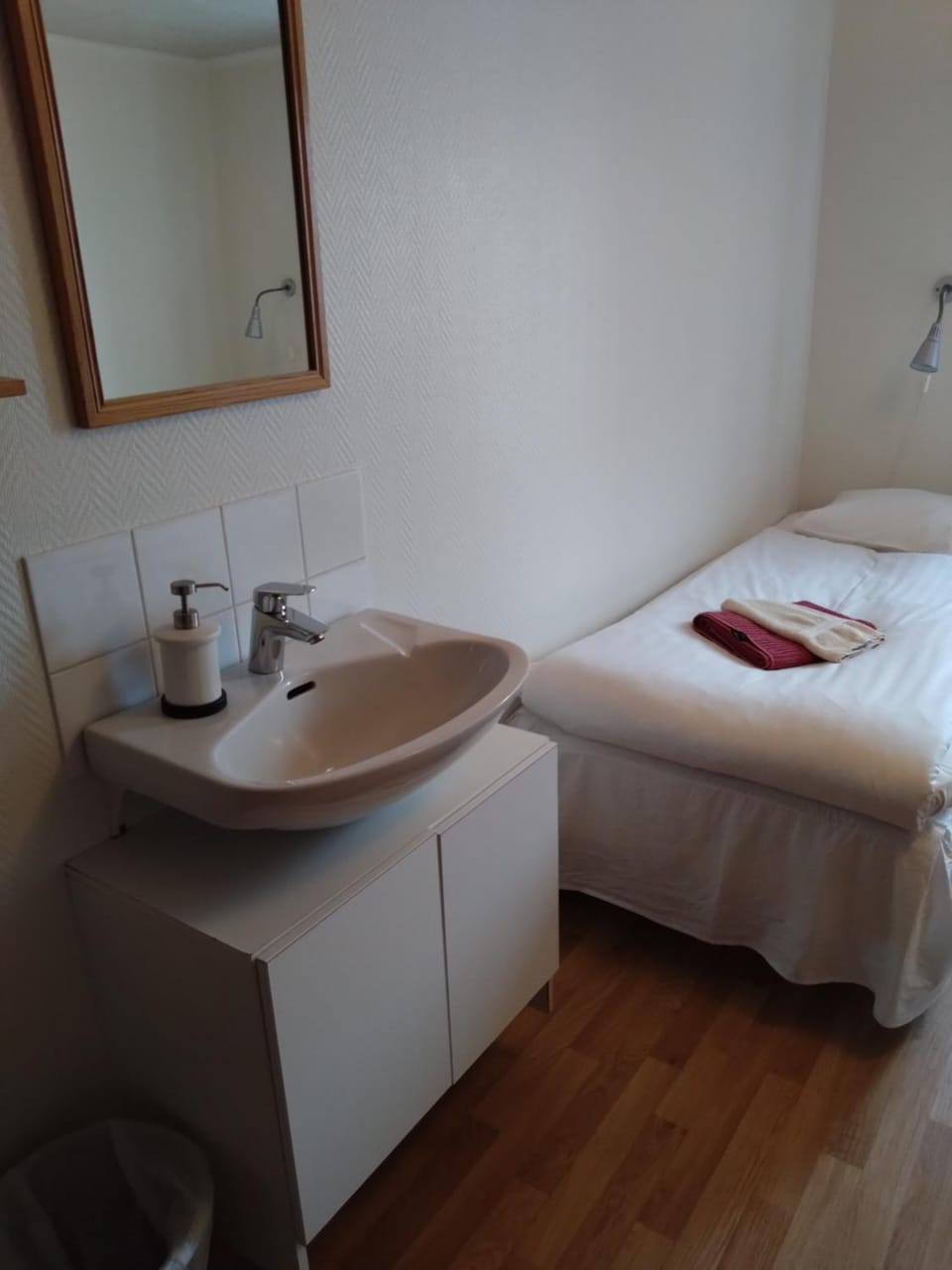 Bed, Photo of the whole room, towels