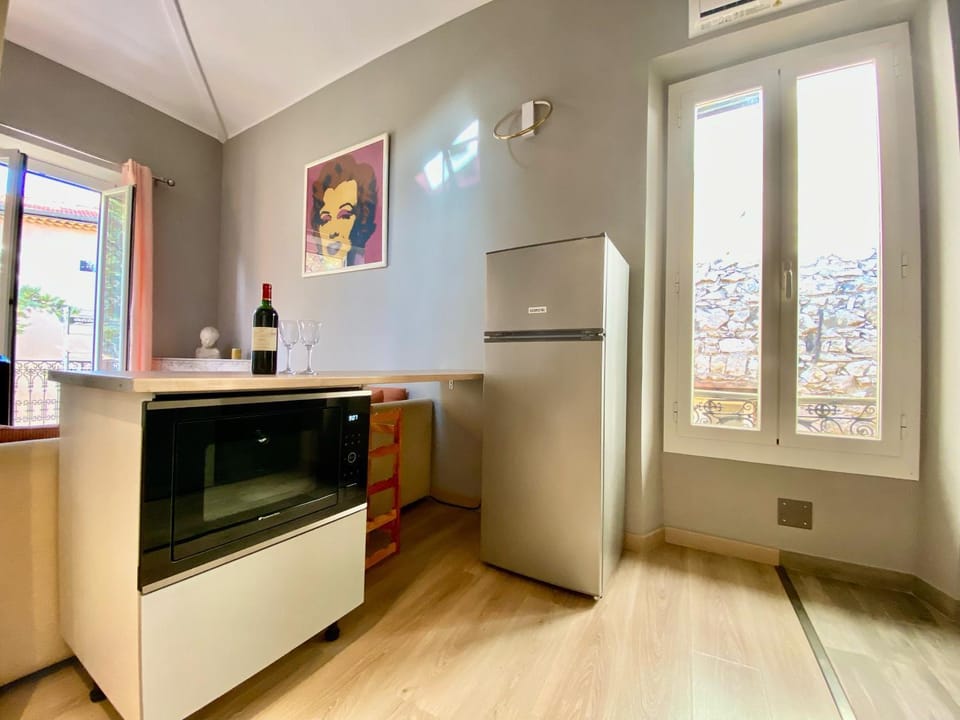 Kitchen or kitchenette, oven