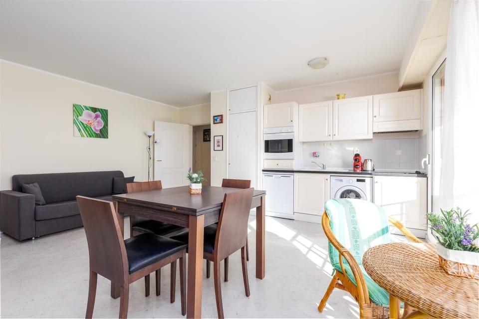 Kitchen or kitchenette, Living room, Seating area, Dining area, oven, stove
