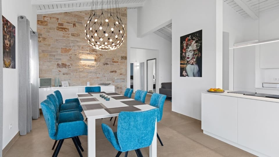 Living room, Seating area, Dining area, air conditioner