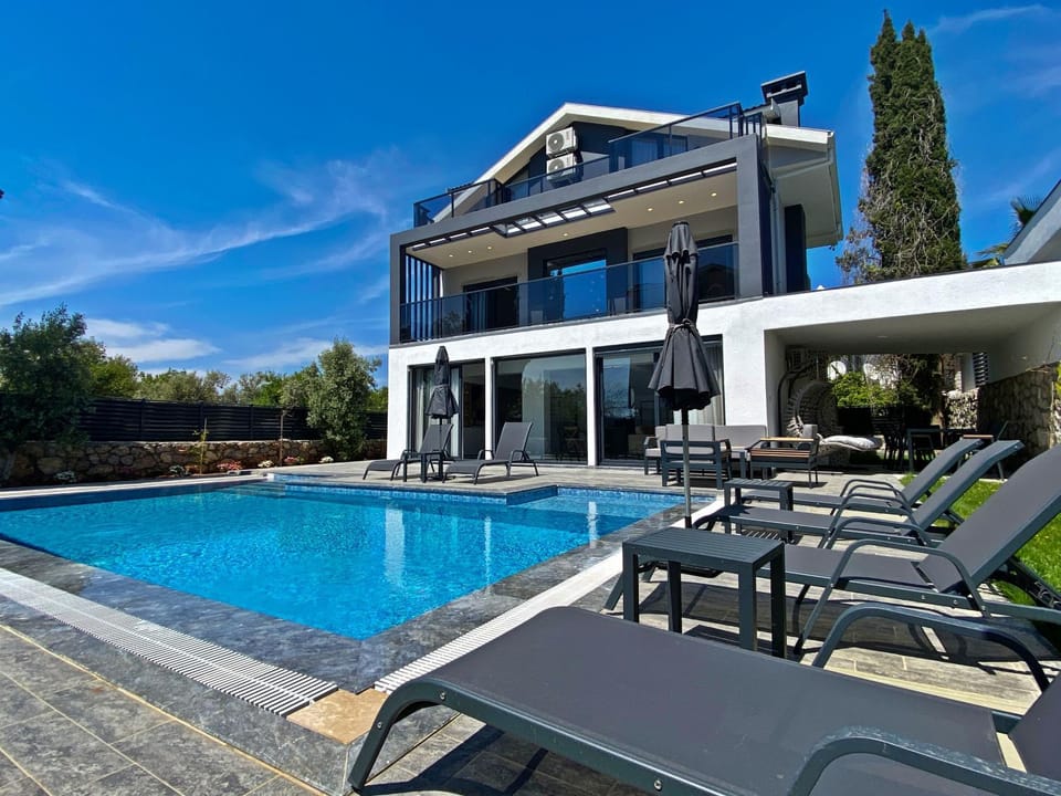 Patio, Swimming pool, sunbed