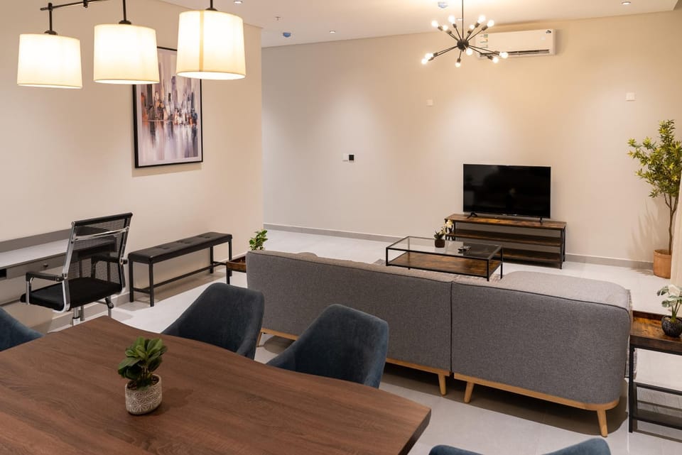 Communal lounge/ TV room, TV and multimedia, Living room, Seating area, Dining area, Evening entertainment