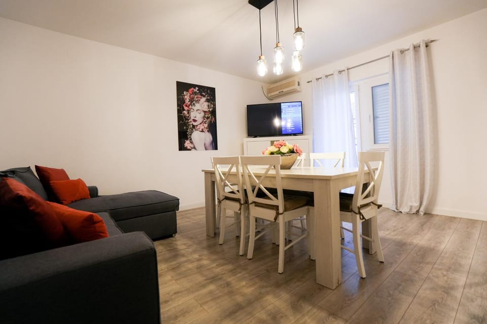 Communal lounge/ TV room, TV and multimedia, Living room, Seating area, Dining area