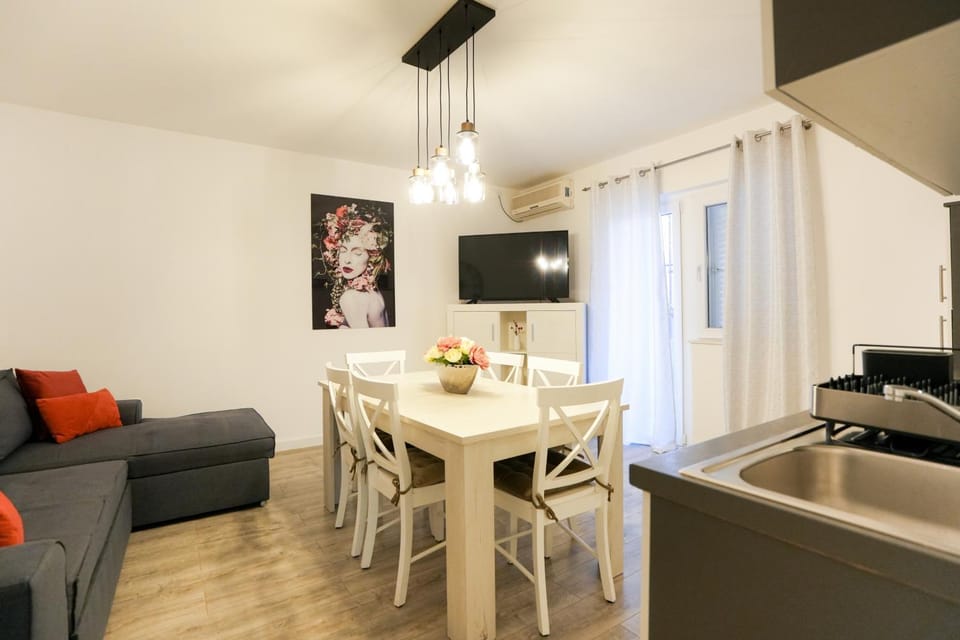 TV and multimedia, Kitchen or kitchenette, Living room, Seating area, Dining area