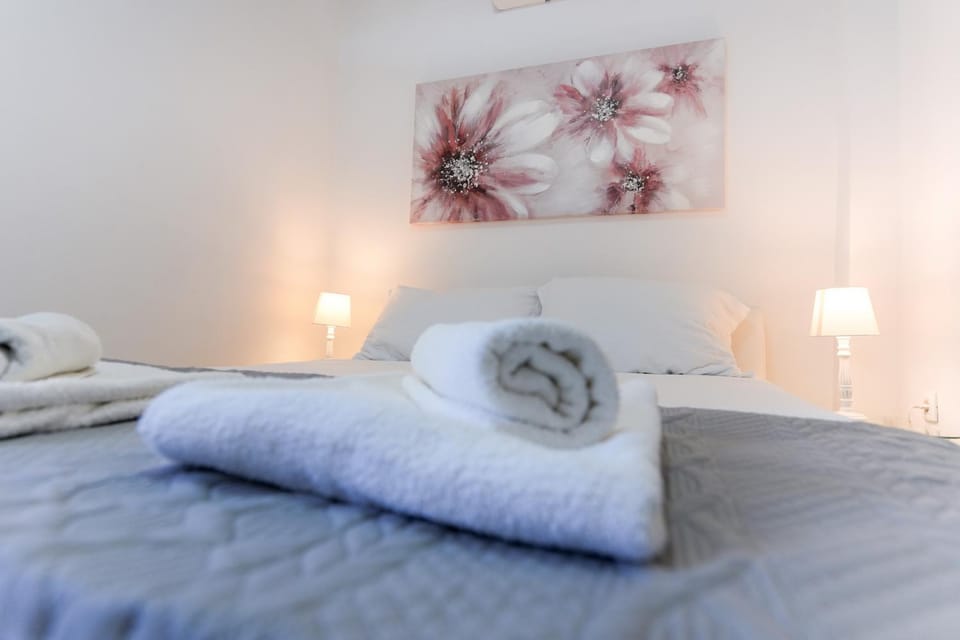 Bed, Photo of the whole room, Bedroom, towels