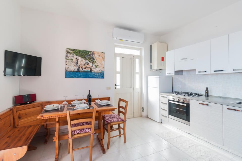 TV and multimedia, Kitchen or kitchenette, Dining area, dishwasher, minibar, pet friendly, stove, air conditioner