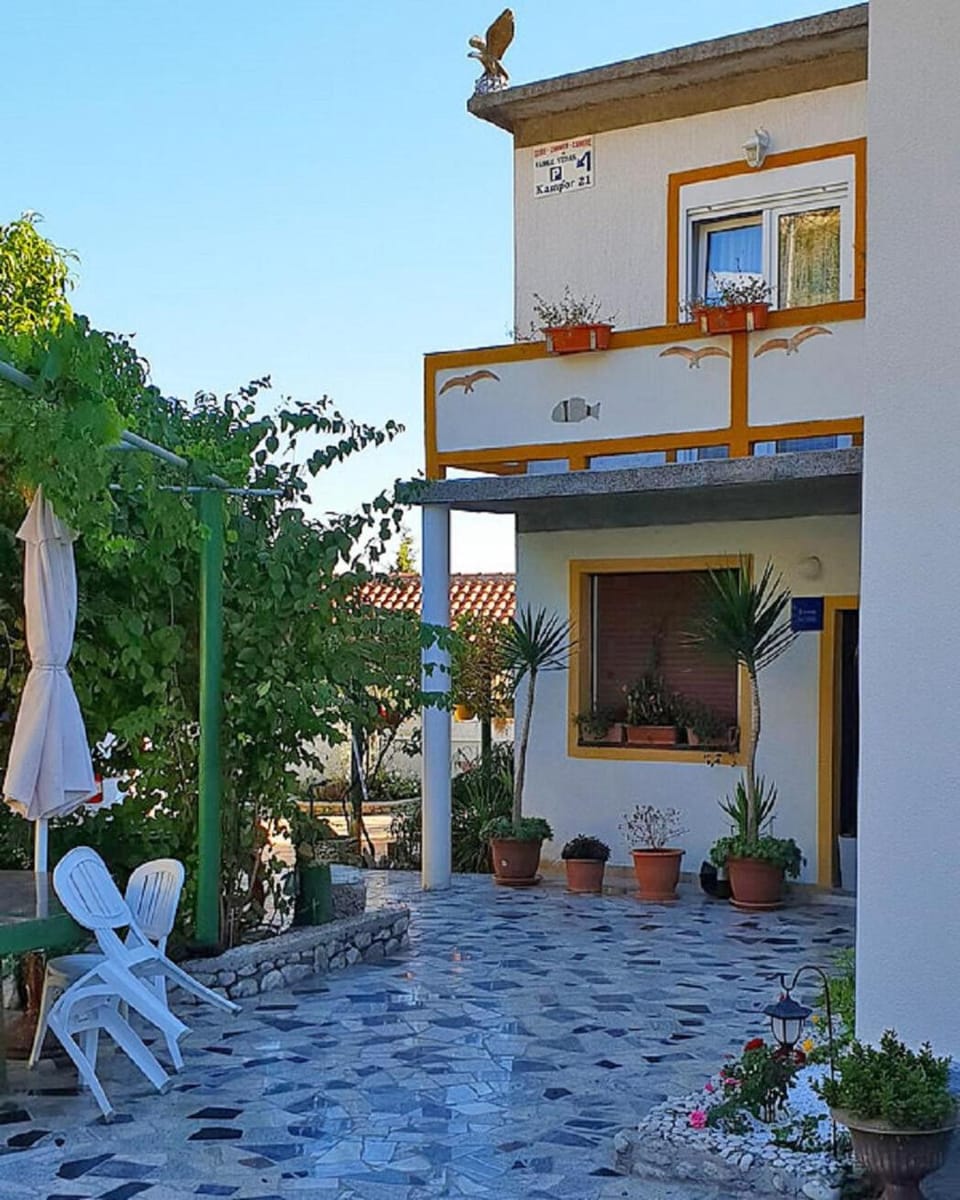 Patio, Facade/entrance
