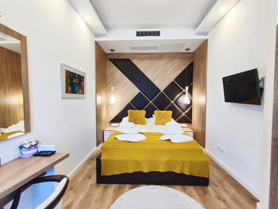 Bed, TV and multimedia, Bedroom
