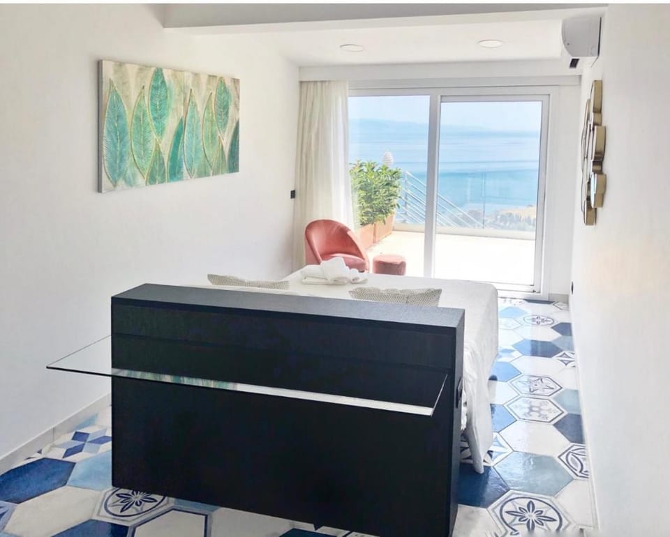 SUITE APARTMENTS BRANCO - Infinity Pool & Sea View Apartment in Taormina