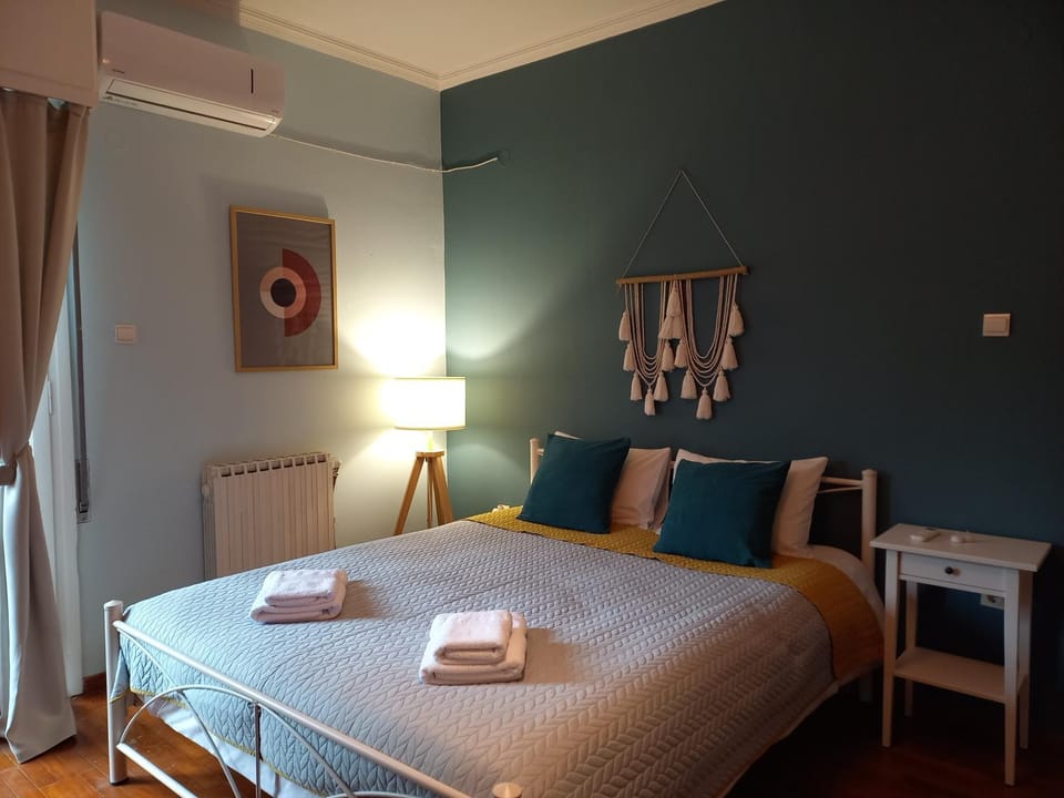 Bed, Bedroom, towels, air conditioner