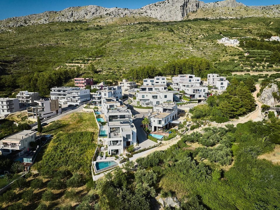 Property building, Nearby landmark, Neighbourhood, Natural landscape, City view, Mountain view, Street view