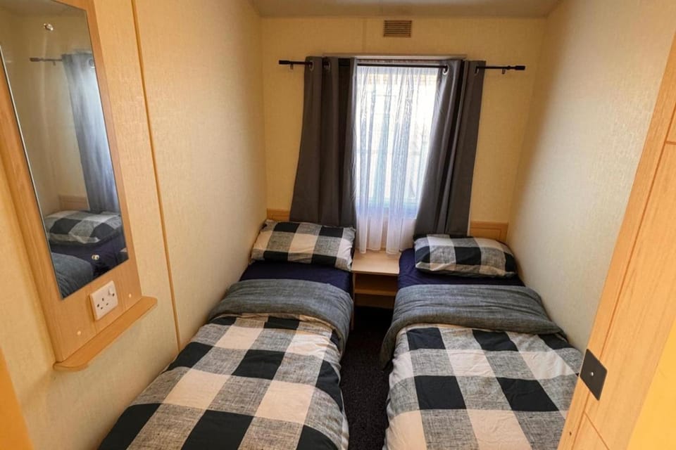 3 Bed Caravan 8 Berth Pet Friendly Parking Chalet in Rhyl