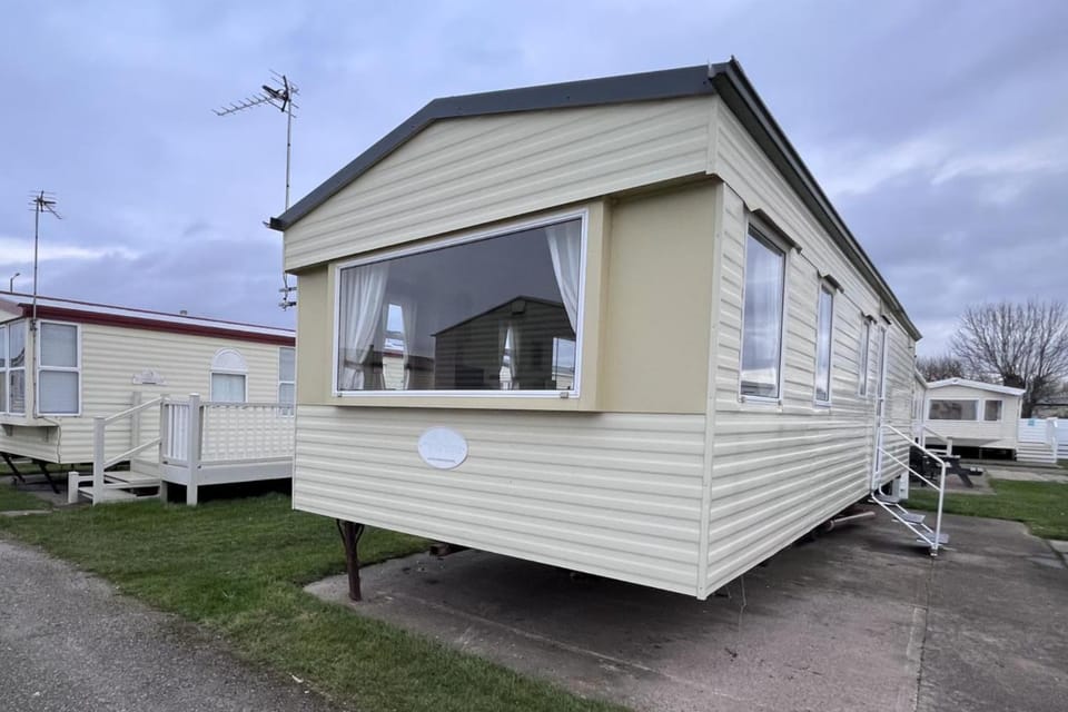 3 Bed Caravan 8 Berth Pet Friendly Parking Chalet in Rhyl