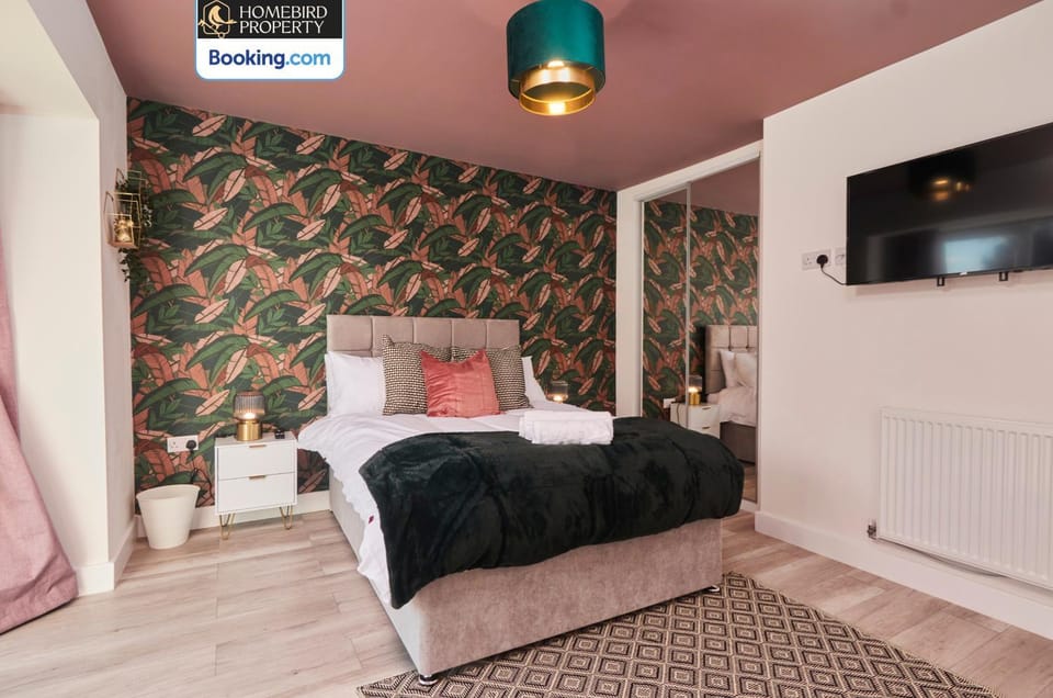 Bed, TV and multimedia, Bedroom