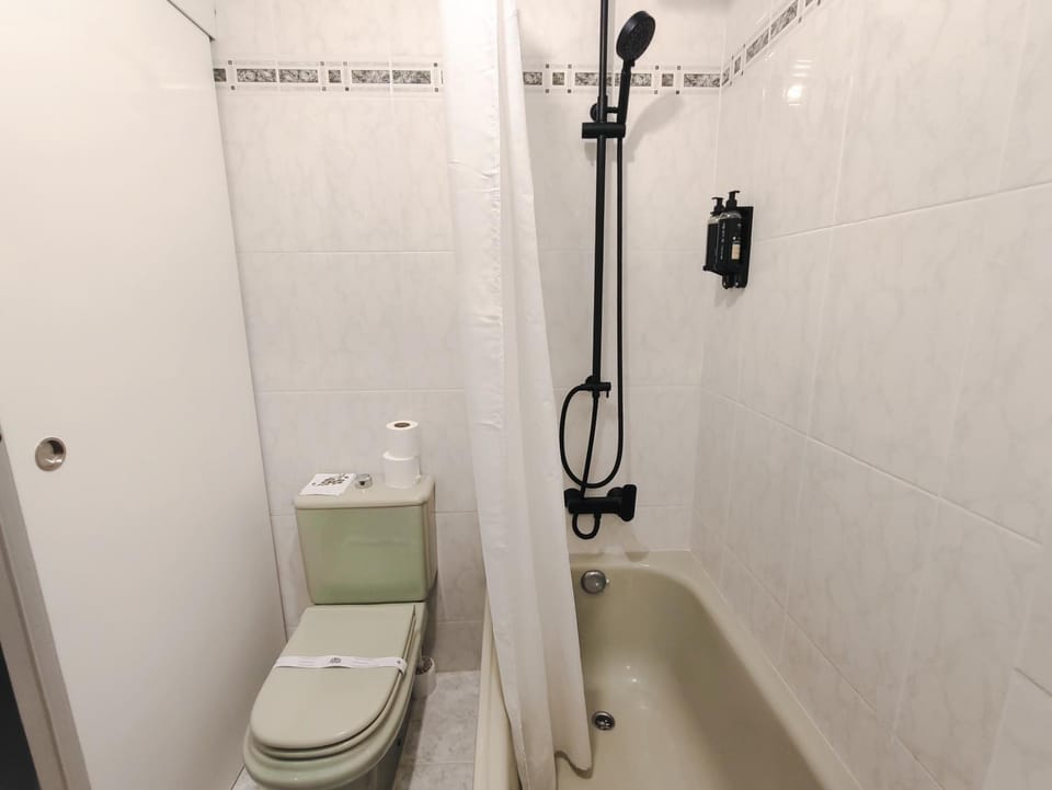 Toilet, Bath, towels