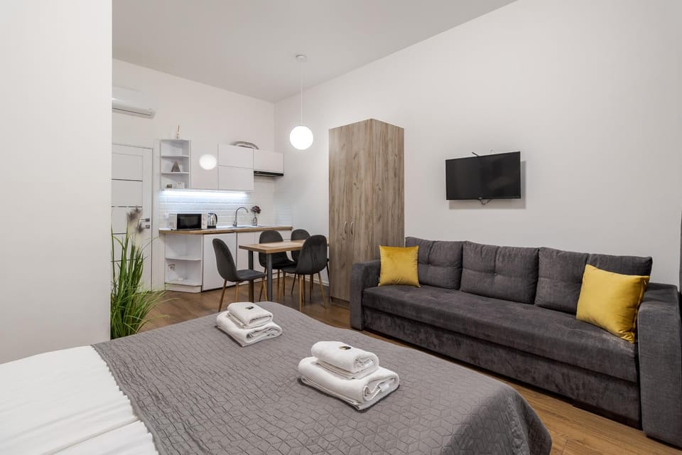 Bed, TV and multimedia, Seating area, Dining area