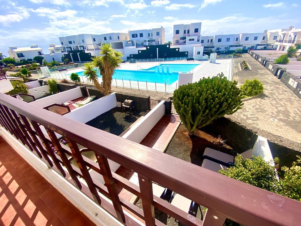 Balcony/Terrace, Garden view, Pool view, Swimming pool, sunbed