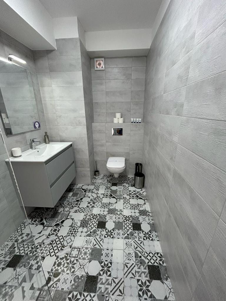 Shower, Toilet, Bathroom