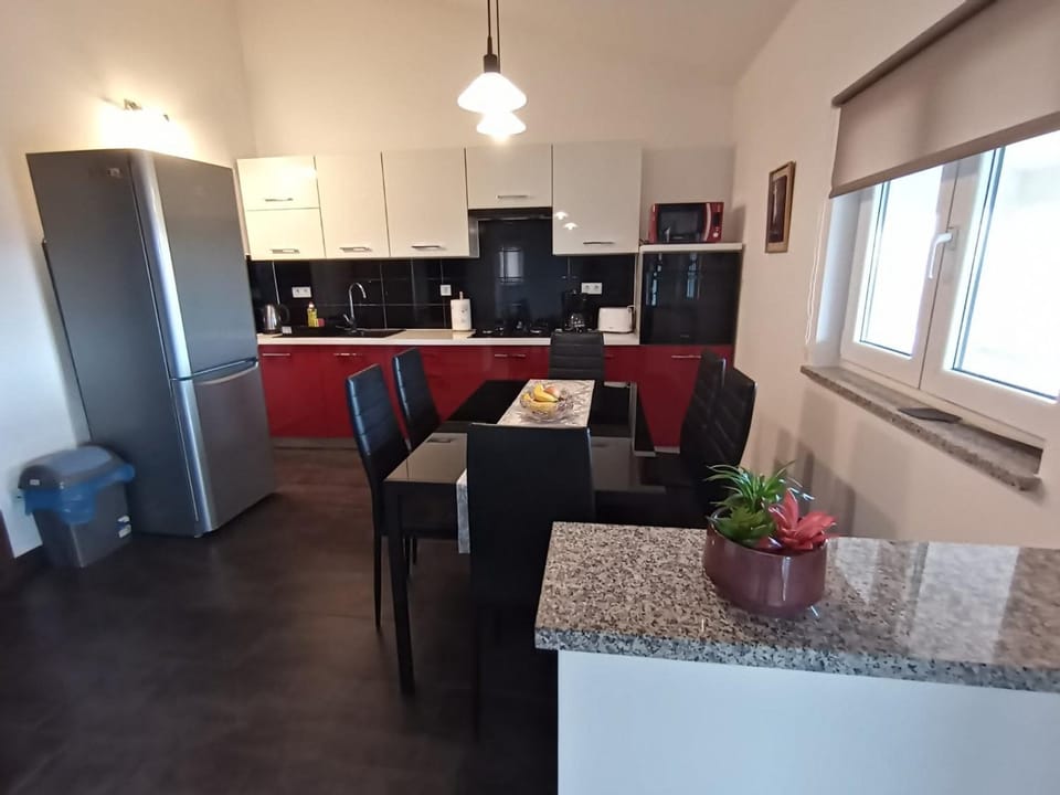 Kitchen or kitchenette, Dining area, dishwasher, minibar, pet friendly, stove