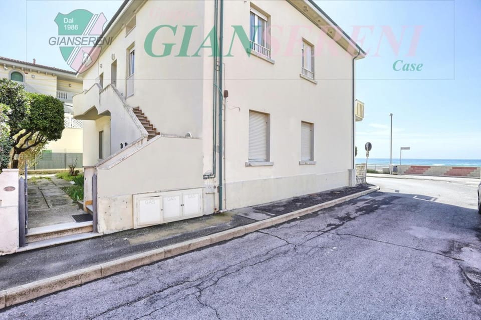 Property building, Day, Neighbourhood, Natural landscape, Sea view, Street view