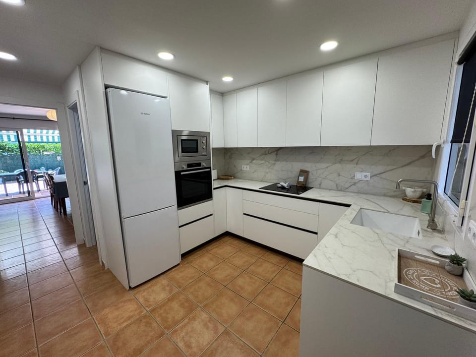 Kitchen or kitchenette, dishwasher, oven