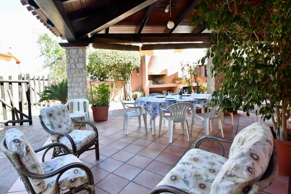 Patio, Garden, Seating area, Dining area