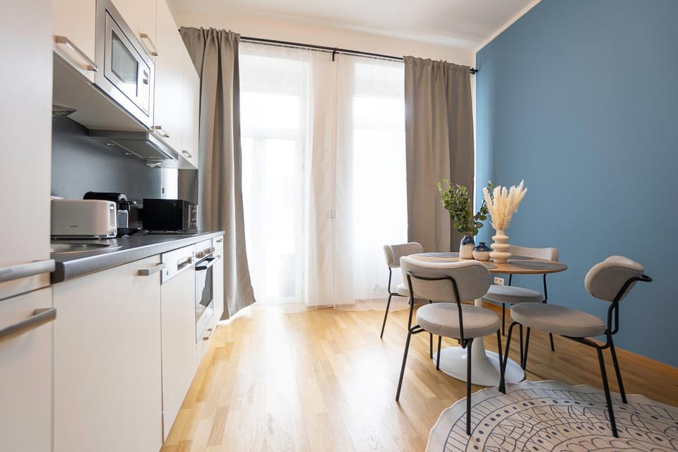 Kitchen or kitchenette, Seating area, Dining area