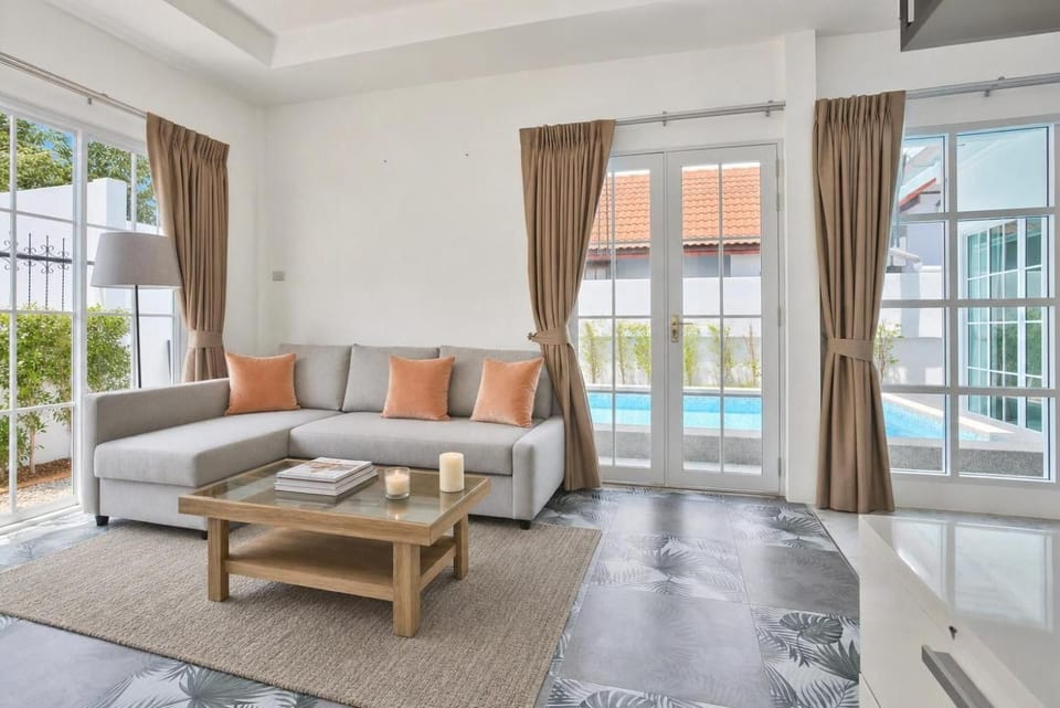 Communal lounge/ TV room, TV and multimedia, Photo of the whole room, Seating area, Evening entertainment, Pool view, Pool view, Swimming pool, Swimming pool, Swimming pool