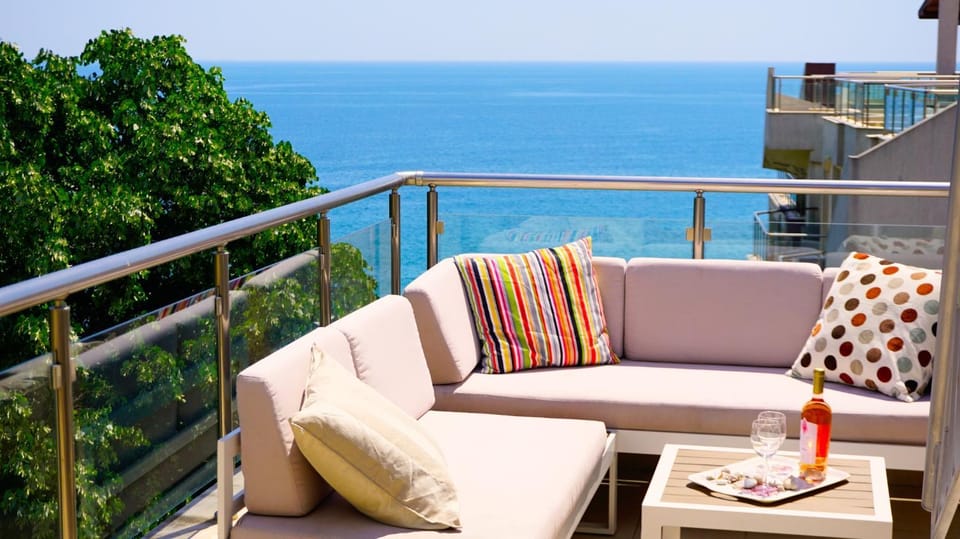 Natural landscape, View (from property/room), Balcony/Terrace, Seating area, Sea view